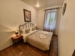 Courtyard gallery apartment with free parking
